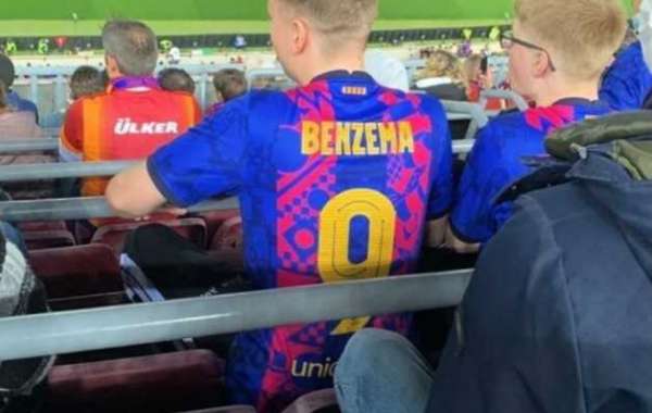 Non capisco! I tifosi del Barcellona indossano le maglie del Barcellona con il nome di Benzema sopra