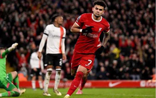 Liverpool slår Luton tilbage på hjemmebane og konsoliderer førstepladsen med firemålssejr